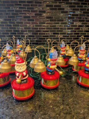 Mr Christmas Santa's Marching Band Santa 7 Soldiers Drums Bells Musical Works